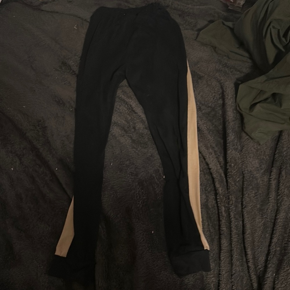 This is a half black and on the sides it’s Tan.medium